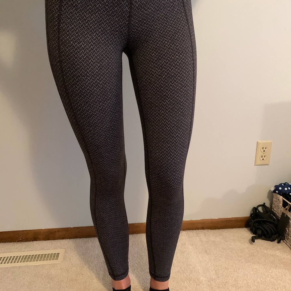 Dark gray/black patterned 7/8th Athleta leggings